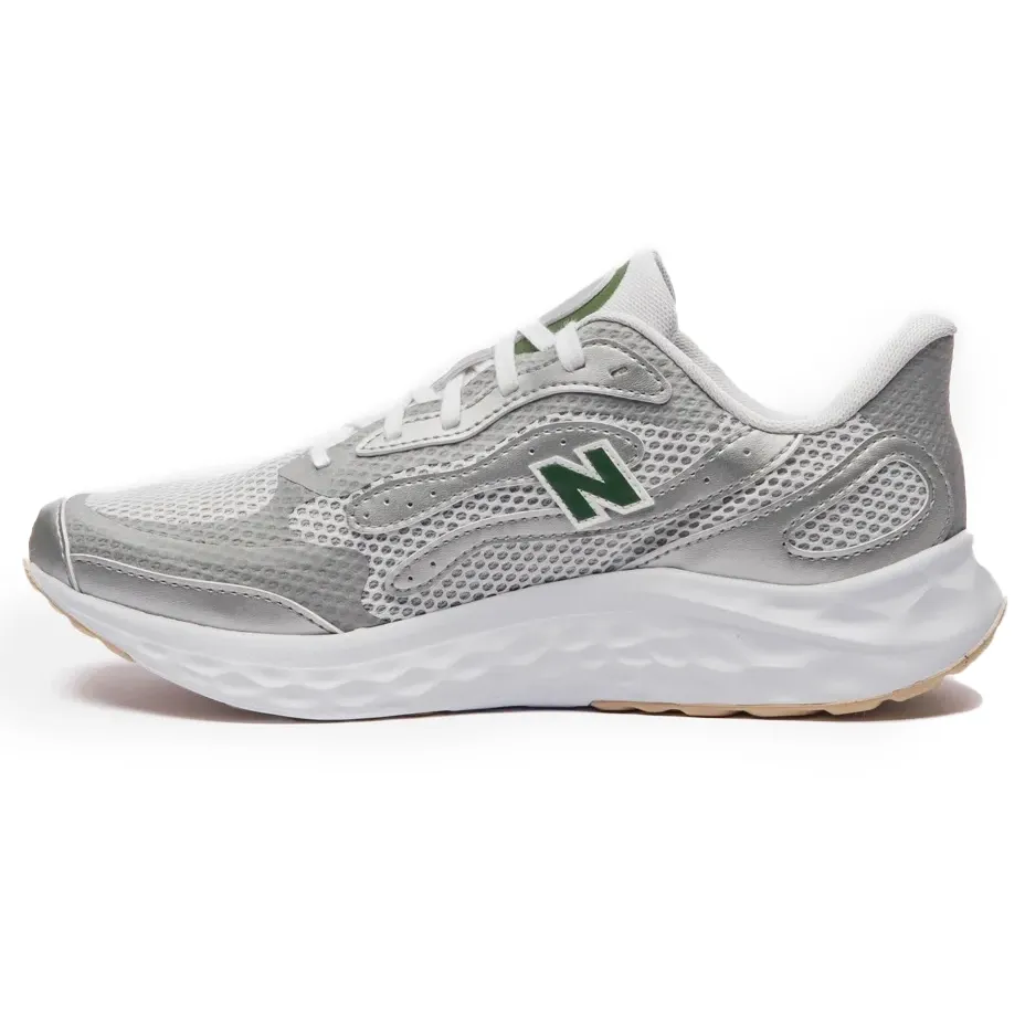 Perfil lateral esquerdo do tênis New Balance Arishi v4 mostrando cabedal em malha cinza e solado Fresh Foam